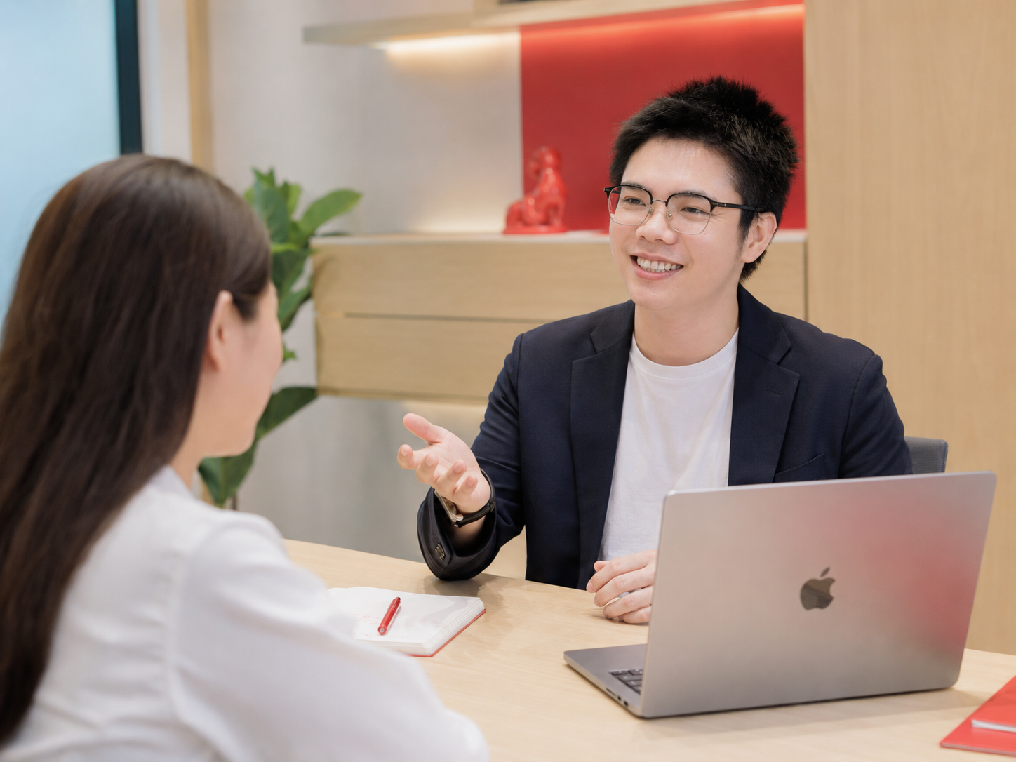Tư vấn viên Minh Thư giải thích tài liệu và quyền lợi bảo hiểm